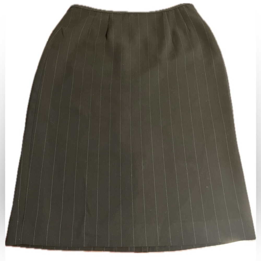 Woman’s Le Suit pinstripe pencil skirt size 8 black